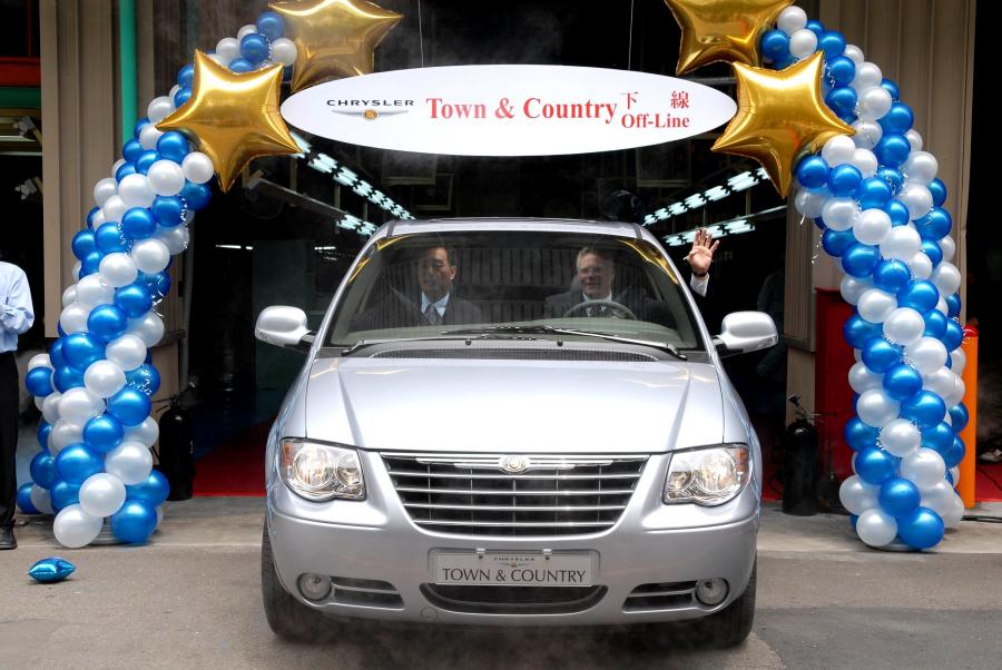  Chrysler Town & Country 2005 года  (фото 2 из 22)